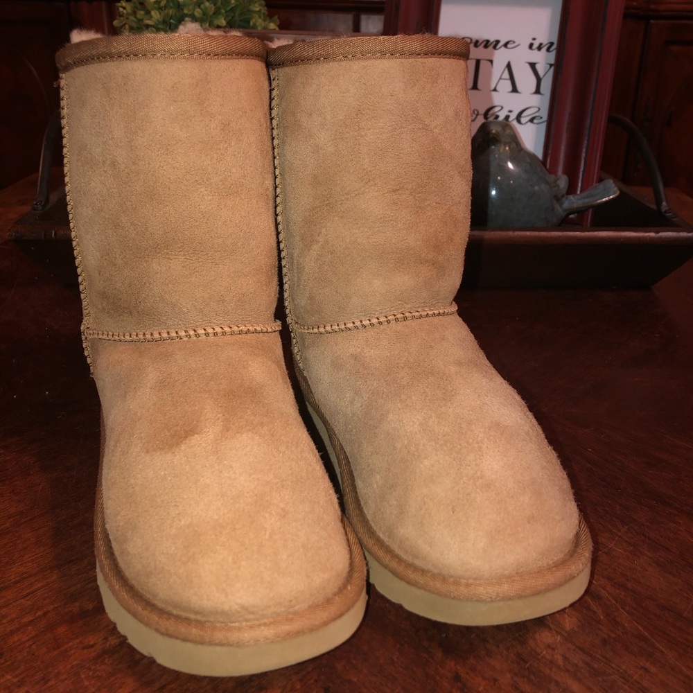 Uggs Classic II boot Kids size 3